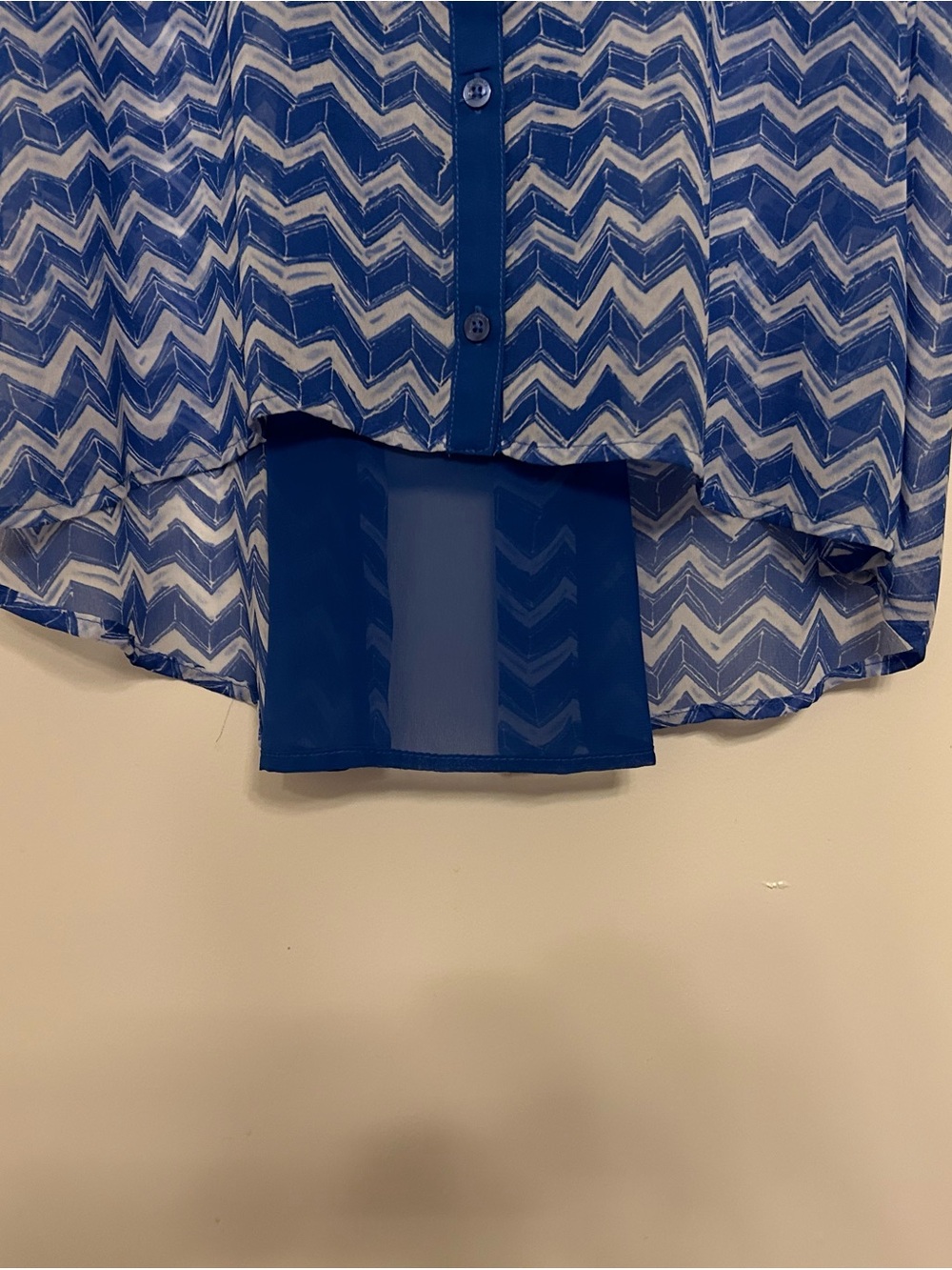 Candie's Blue Chevron Button-Front Sheer High-Low Camisole - Picture 4 of 6